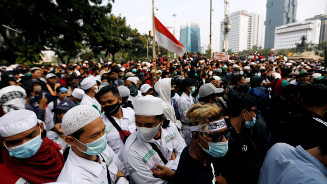 Massa aksi saat menggelar unjuk rasa menolak Omnibus Law di kawasan Monas, Jakarta, Selasa (13/10). Foto: Willy Kurniawan/REUTERS 