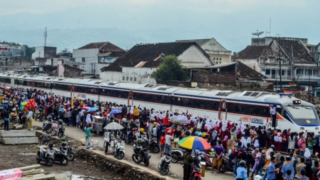 Ribuan warga dan pelajar menyambut kedatangan Kereta Api Inpeksi 4 pada uji coba perlintasan jalur Cibatu-Garut di Stasiun Garut, Kampung Mawar, Kabupaten Garut, Jawa Barat, Rabu (19/2). Foto: Adeng Bustomi/ANTARA FOTO