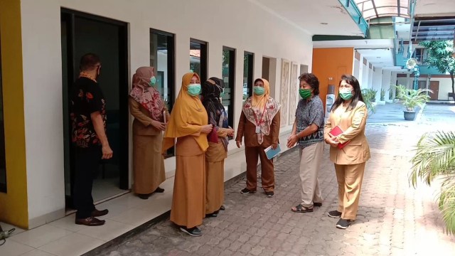 Jajaran Dinkes Kota Cirebon mengecek kondisi hotel yang diproyeksikan jadi tempat isolasi pasien COVID-19 kategori OTG. (Juan)