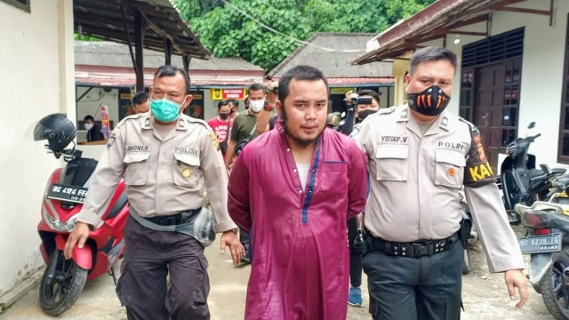 Wahyu Hidayat, seorang guru ngaji di Palembang ditangkap polisi usai mencabuli muridnya. (foto: istimewa)