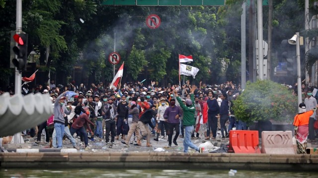 Kriminal Jabodetabek: 20 Pembakar Halte Ditangkap; Bocah Ditusuk Penjambret (63055)