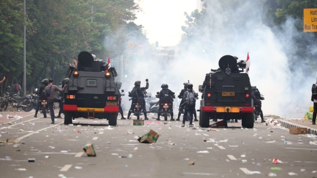Sejumlah polisi menghadang massa yang ricuh saat unjuk rasa menolak Omnibus Law, di Kawasan Monas, Jakarta, Selasa (13/10).
 Foto: Aditia Noviansyah/kumparan
