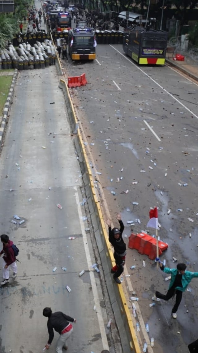 Massa aksi bentrok dengan polisi di tengah unjuk rasa menolak Omnibus Law, di Kawasan Monas, Jakarta, Selasa (13/10).
 Foto: Aditia Noviansyah/kumparan