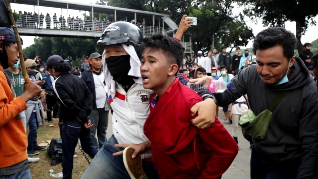 Massa aksi ricuh saat unjuk rasa menolak Omnibus Law, di Kawasan Monas, Jakarta, Selasa (13/10). Foto: Aditia Noviansyah/kumparan