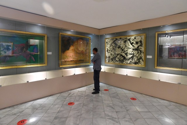 Pengunjung mengamati lukisan karya Basoeki Abdullah di Museum Basoeki Abdullah, Cilandak, Jakarta Selatan, Selasa (13/10).  Foto: Sigid Kurniawan/ANTARA FOTO