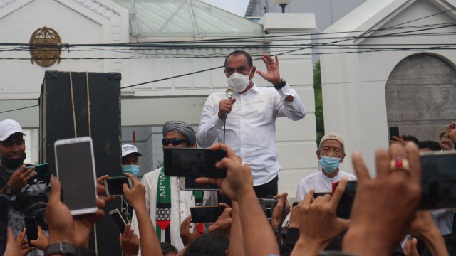 Edy Rahmayadi saat berorasi di depan ratusan massa tolak omnibus law di Depan Kantor Gubernur Sumut. Foto: Rahmat Utomo/kumparan
