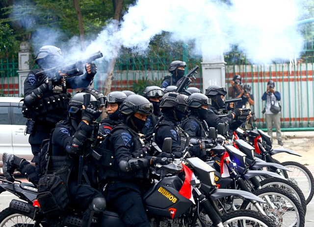 Petugas polisi anti huru hara menembakkan gas air mata untuk membubarkan massa yang ricuh, saat demo tolak Omnibus Law, di Jakarta, Selasa (13/10). Foto: Ajeng Dinar Ulfiana/REUTERS
