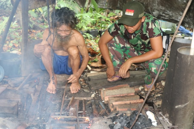 Personel Satgas TMMD Sintang belajar cara membuat mandau secara tradisional. Foto: Dok. Pendim Sintang