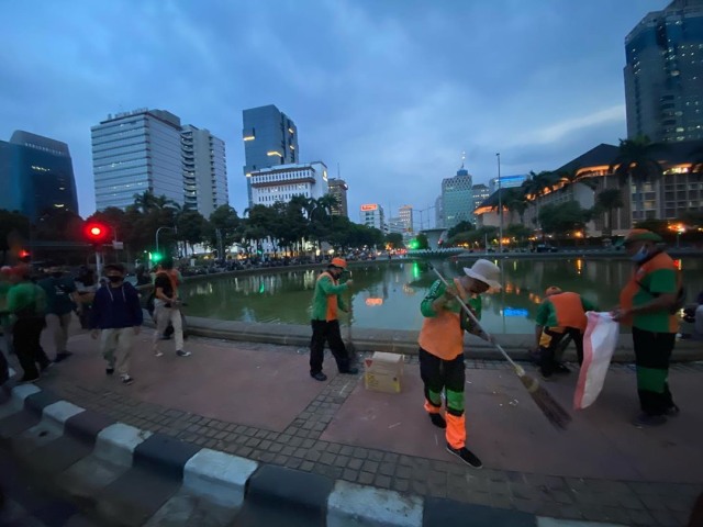 Pasukan Oranye Bersihkan Sampah Sisa Demo di Jakarta
 Foto: Instagram/@dinaslhdk