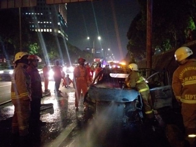 Proses pemadaman mobil yang terbakar di Jalan TB Simatupang, Jakarta Selatan. Foto: Dok. Istimewa