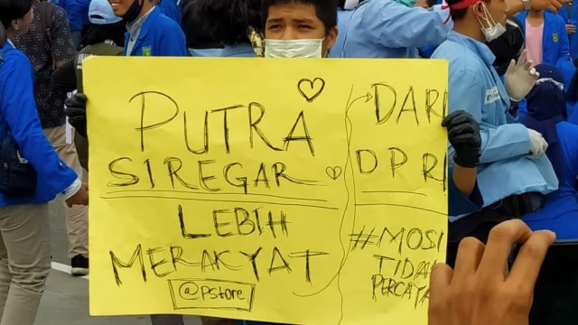 SPANDUK-spanduk unik dibawa oleh mahasiswa saat menggelar aksi damai di depan Kantor Gubernur Riau, Selasa (13/10/2020). 