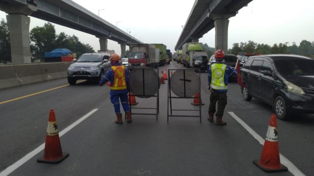 Jasa Marga melakukan perbaikan jembatan di ruas Tol Jakarta-Cikampek KM. 41. Foto: Dok. Jasa Marga
