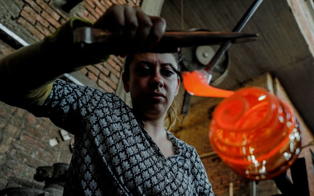 Aphrodite Wassim, 32, peniup kaca Mesir bekerja di bengkel kaca, di Al Qalyubia Governorate, utara Kairo, Mesir. Foto: MOHAMED ABD EL GHANY/REUTERS