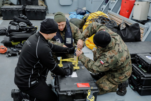 Petugas bersiap untuk proses menjinakkan bom Tallboy Perang Dunia Kedua di Polandia. Foto: 8 Flotilla Obrony Wybrzeza via REUTERS