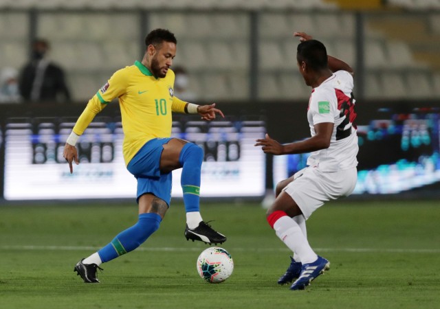 Pemain Timnas Brasil Neymar beraksi saat bertanding dengan Peru pada laga kualifikasi Piala Dunia 2022 di Lima, Peru. Foto: Sebastian Castaneda/REUTERS/Pool