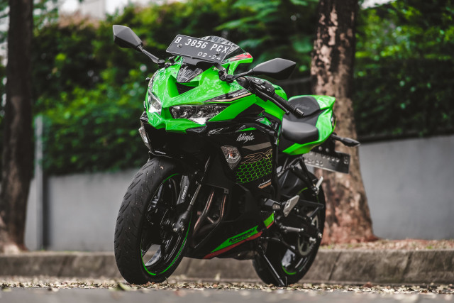 Tampilan depan Kawasaki Ninja ZX-25R. Foto: Bangkit Jaya Putra/kumparan