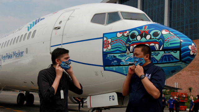 Direktur Utama Garuda Indonesia Irfan Setiaputra (kanan) bersama pemenang lomba desain livery masker pesawat Jailani (kiri) saat peluncuran pesawat Garuda Indonesia Boing 737-800 NG. Foto: Muhammad Iqbal/ANTARA FOTO