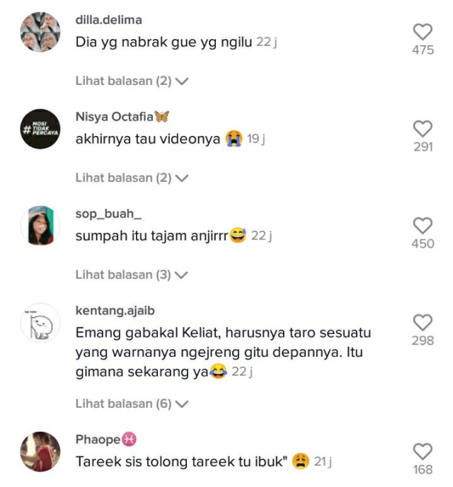 Diduga Terobos Lampu Merah, Emak-emak Ini Nyangkut di Kawat (243773)