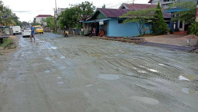 Ruas jalan Sungai Kamundan Kota Sorong Papua Bara yang sudah rusak berat