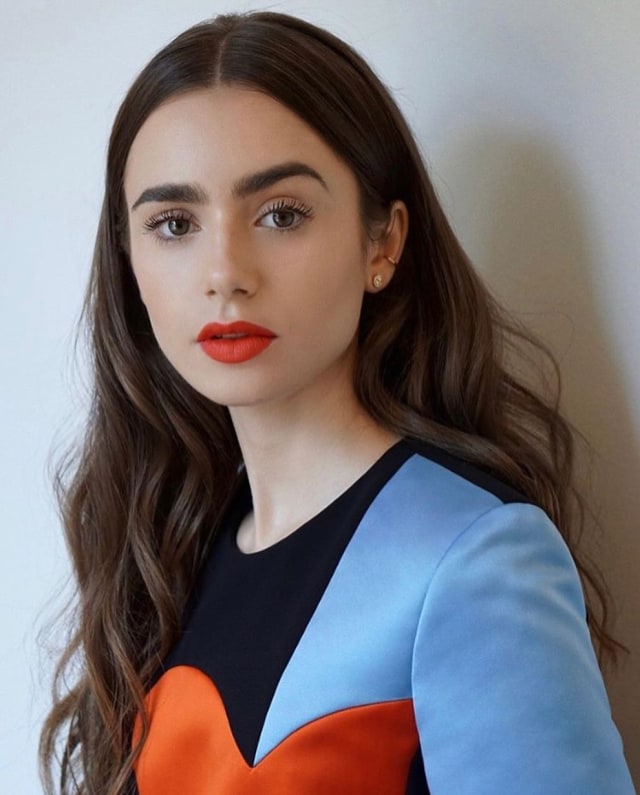 Tips Membentuk Alis Tegas dan Rapi ala Lily Collins di Serial Emily in Paris (74903)