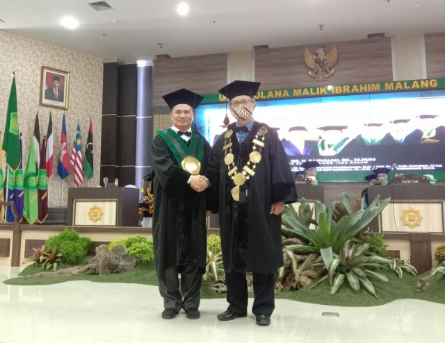 Prof. Dr. Abdul Haris, MAg selaku Rektor UIN Malang mengapresiasi pidato ilmiah Prof. Dr. H. Saifullah, SH., 