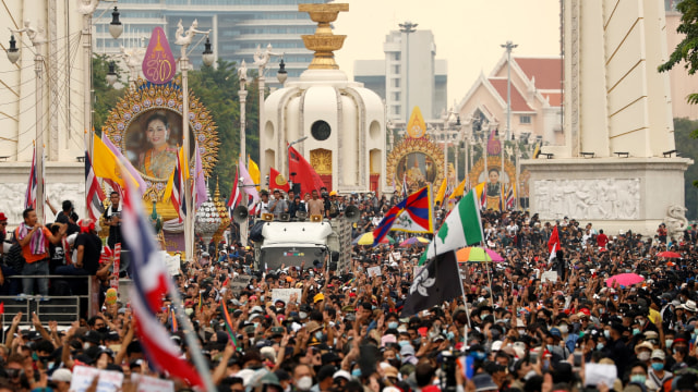 Bangkok Memanas, Kubu Anti-Pemerintah dan Loyalis Kerajaan Thailand Bentrok (188556)