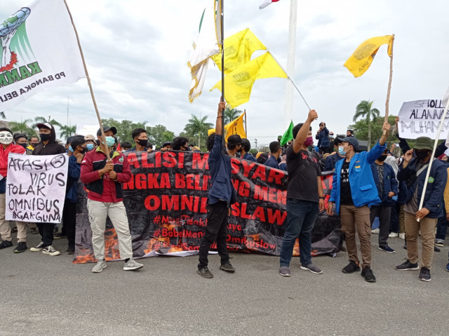 Peserta aksi penolakan UU Cipta Kerja di Bangka Belitung.