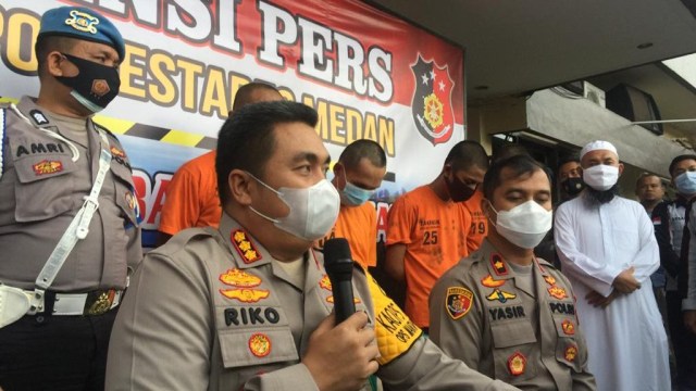 Kapolrestabes Medan Kombes Pol Riko Sunarko saat memberikan keterangan pers soal 2 tahanan tewas di Mapolrestaebes Medan. Foto: Dok. Istimewa