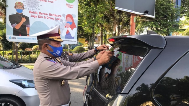 Kampanye Pakai Masker, Polisi Aceh Tempel 1.500 Stiker di Mobil-mobil (315784)