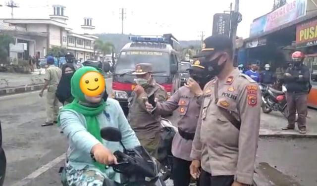 Seorang perempuan di Aceh Tengah yang tidak memakai masker saat terlibat adu mulut denga petugas gabungan dalam operasi yustisi penerapan protokol kesehatan. Foto: Dok. acehkini