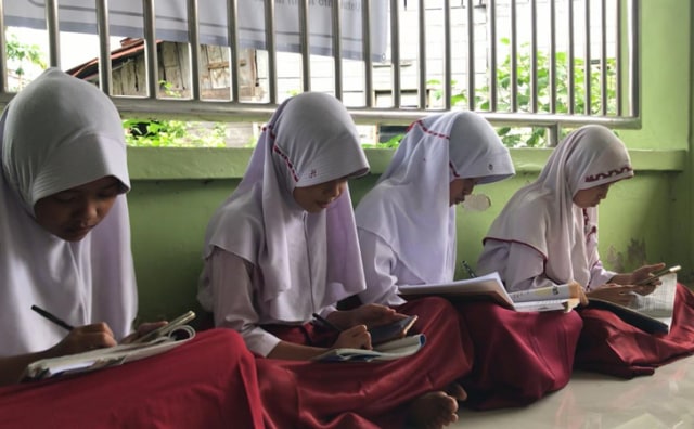 MURID Sekolah Dasar (SD) belajar daring di dalam Masjid Assa'adah, Jalan Sudirman, Pekanbaru, Rabu (14/10/2020). 