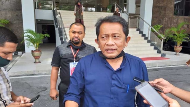 SEKRETARIS Daerah Provinsi (Sekdaprov) Riau, Yan Prana Jaya Indra Rasyid, usai diperiksa penyidik Pidana Korupsi Kejaksaan Tinggi (Kejati) Riau, Selasa, 7 Juli 2020. Yan Prana Jaya diperiksa kembali usai Senin, 6 Juli 2020, juga diperiksa Kejati.
