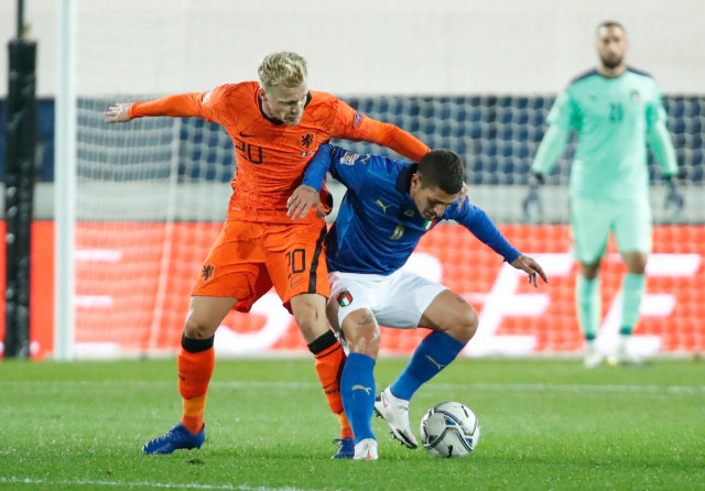 Donny van de Beek dari Belanda beraksi dengan Marco Verratti dari Italia pada UEFA Nations League. Foto: Alessandro Garofalo/REUTERS 