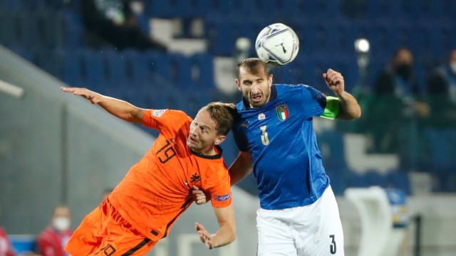  Luuk de Jong dari Belanda beraksi dengan Giorgio Chiellini Italia pada UEFA Nations League. Foto: Alessandro Garofalo/REUTERS 