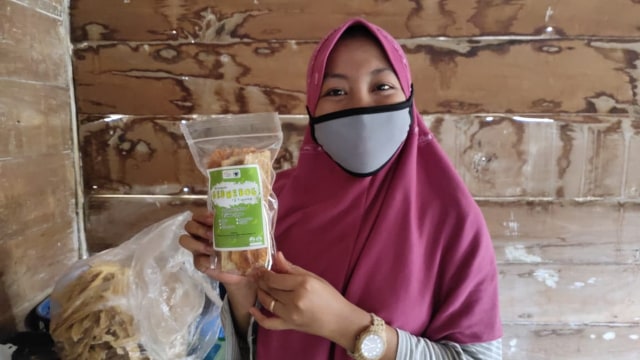 Amelia Diaz Dwi Rahayu (19), dengan Keripik Gedebog produksinya.