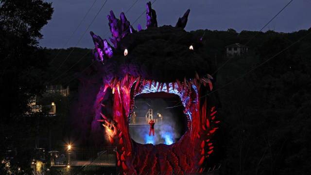 Taman Hiburan di Jepang Ini Buat Patung Godzilla Raksasa Mirip Ukuran Asli (101165)