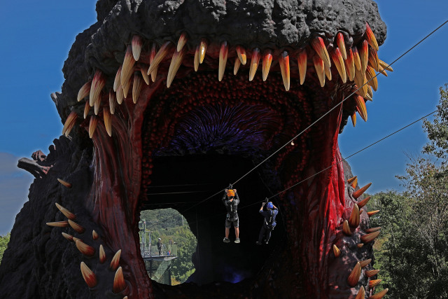 Terowongan Godzilla di taman hiburan Nijigen no Mori di Pulau Awaji, di Awajishima, Hyogo Prefektur, Jepang. Foto: Buddhika Weerasinghe/Getty Images