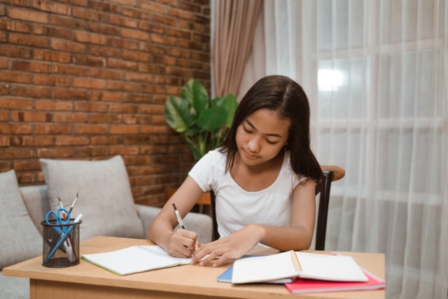 Ilustrasu anak belajar di rumah. Foto: Shutterstock