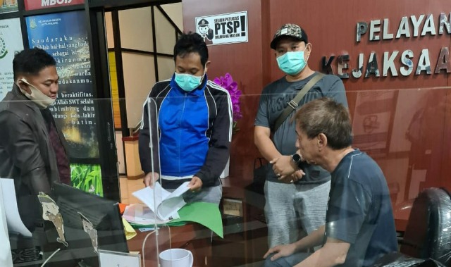 Tim Intelijen Kejari Kota Malang menangkap DPO terpidana penyalur TKI ilegal. Foto: Istimewa