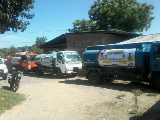 Persiapan penyaluran bantuan air oleh DPD Partai Golkar Nagekeo kepada masyarakat. Foto: Arkadius Togo. 
