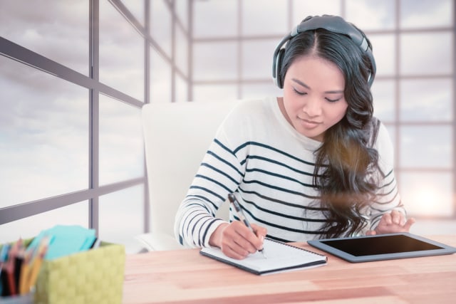 Ilustrasi belajar online sambil mendengarkan musik. Foto: Shutterstock