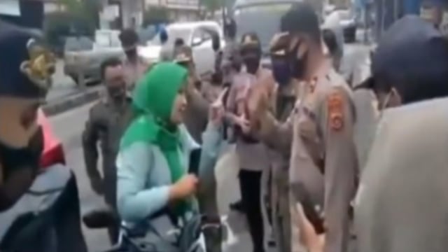 Ngaku Istri Jaksa, Emak-emak di Aceh Bentak Polisi saat Terjaring Razia Masker (175261)