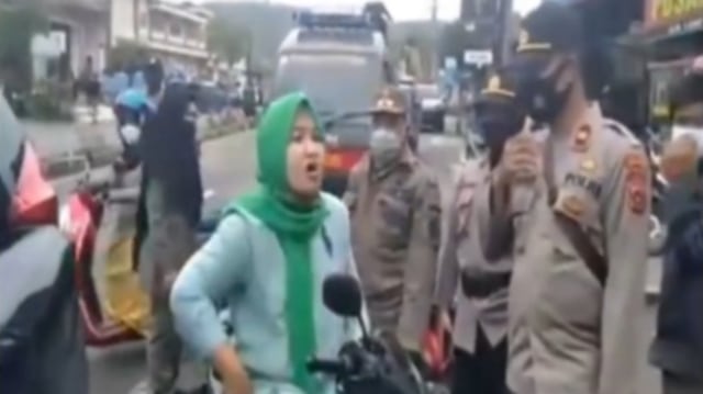 Ngaku Istri Jaksa, Emak-emak di Aceh Bentak Polisi saat Terjaring Razia Masker (175262)