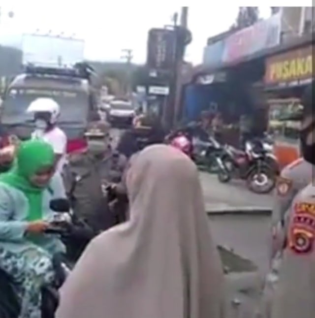 Viral emak-emak mengaku istri jaksa saat terjaring razia masker di Aceh Tengah, Aceh. (Foto: Instagram/@ndorobeii)