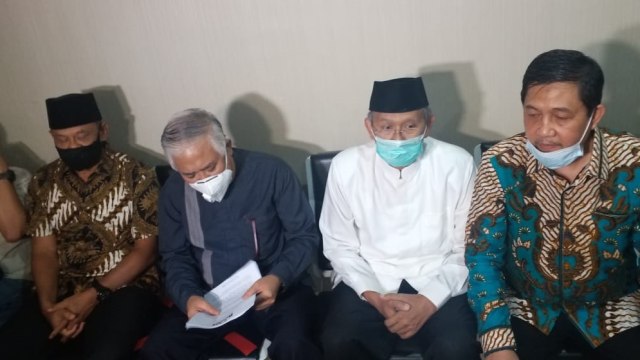 Presidium KAMI Gatot Nurmantyo (batik coklat) dan Din Syamsudin (baju biru) menyambangi Bareskrim Polri. Foto: Dok. Istimewa