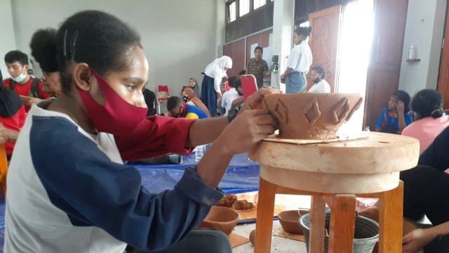 Pelajar di Papua diajak kreatif di tengah pandemi dengan membuat gerabah ala Kampung Abar Sentani. (Dok Balai Arkeologi Papua/Hari Suroto)