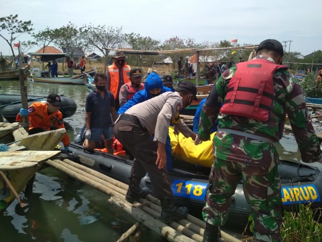 Petugas gabungan mengevakuasi korban tewas akibat tenggelam saat berenang di sekitar perairan Pengarengan, Kabupaten Cirebon.(Juan)