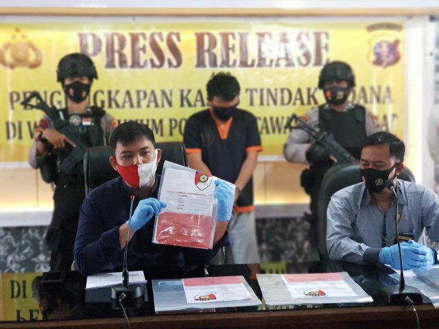 Kasatreskrim AKP Rendra Aditya Dhani memperlihatkan barang bukti surat rapid test palsu. Joko Hardyono/InfoPBUN