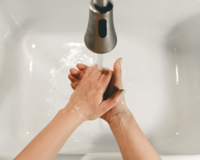 Penting mencuci tangan pakai sabun karena Corona tak bisa hilang hanya dengan disiram air. Foto:Unsplash﻿