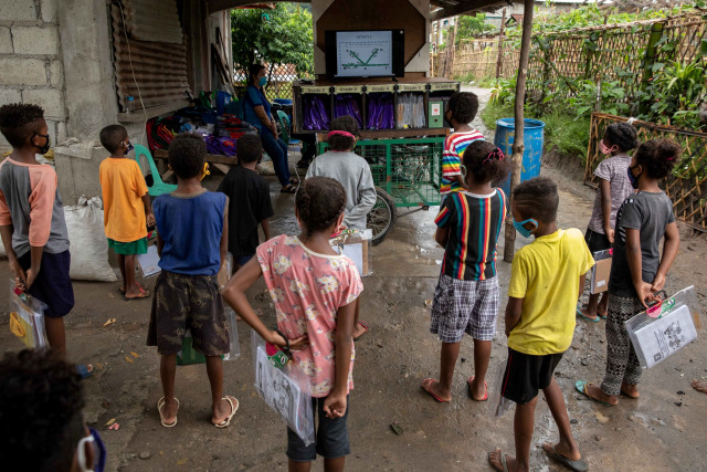 Siswa Aeta mengikuti sesi belajar becak darurat di pusat pembelajaran jarak jauh komunitas Aeta di Porac, Pampanga, Filipina. Foto: Eloisa Lopez/REUTERS